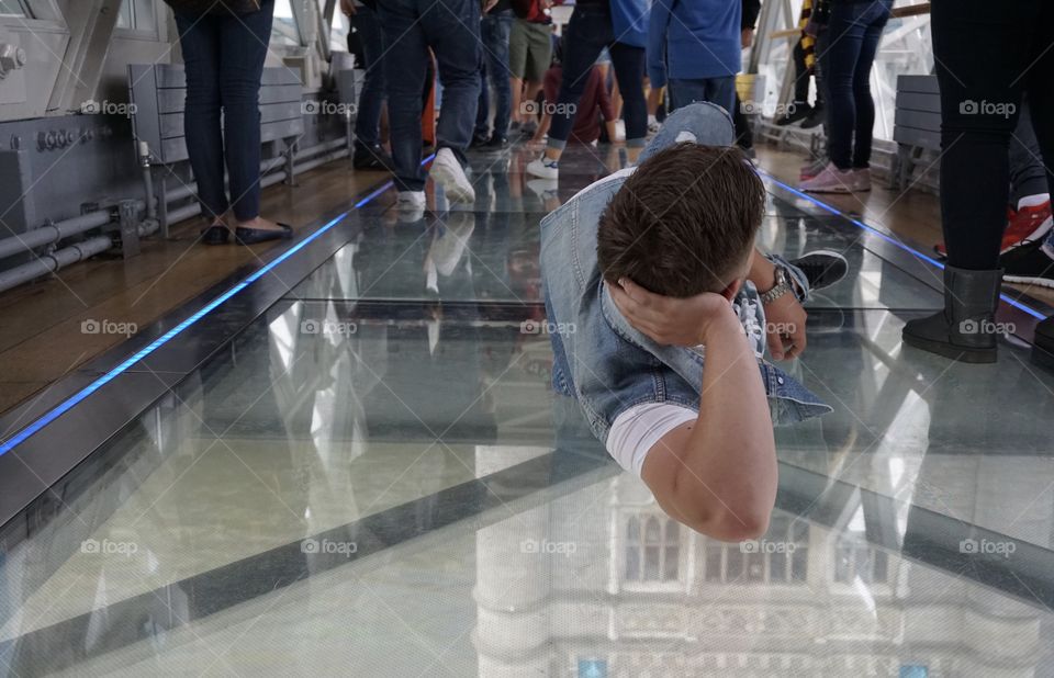 Funny moment when a guy lay down on the Glass floor ... Tower Bridge ... London 🇬🇧