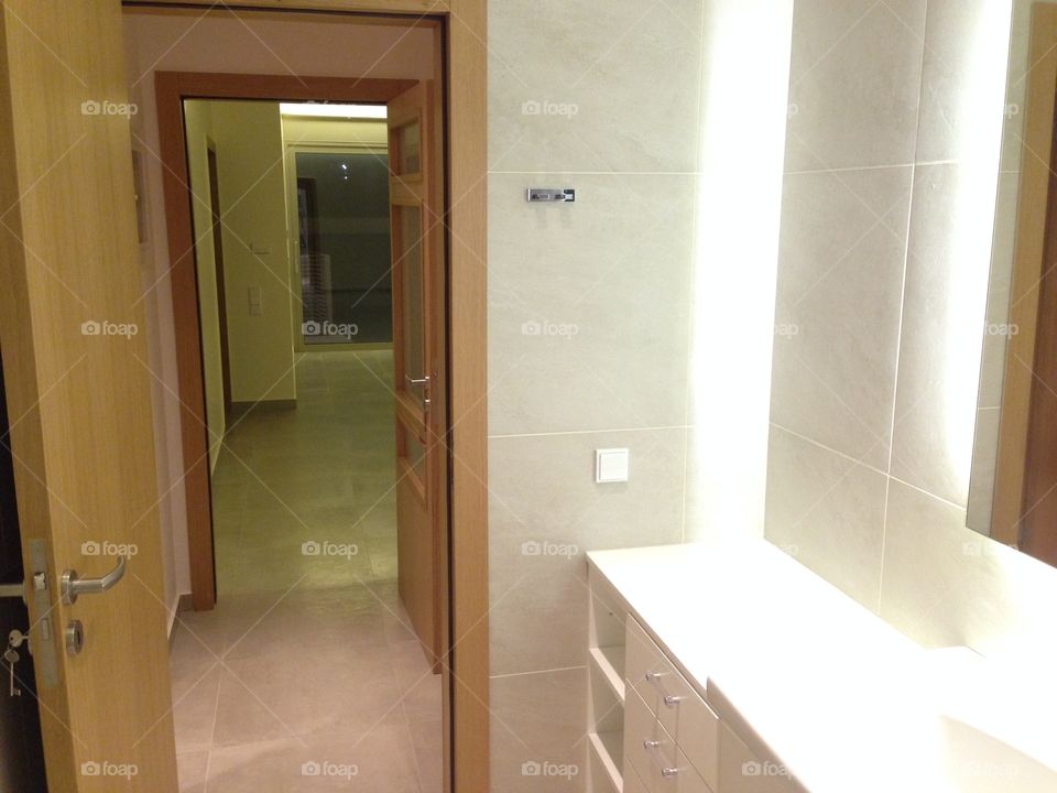 bathroom to hallway and livingroom