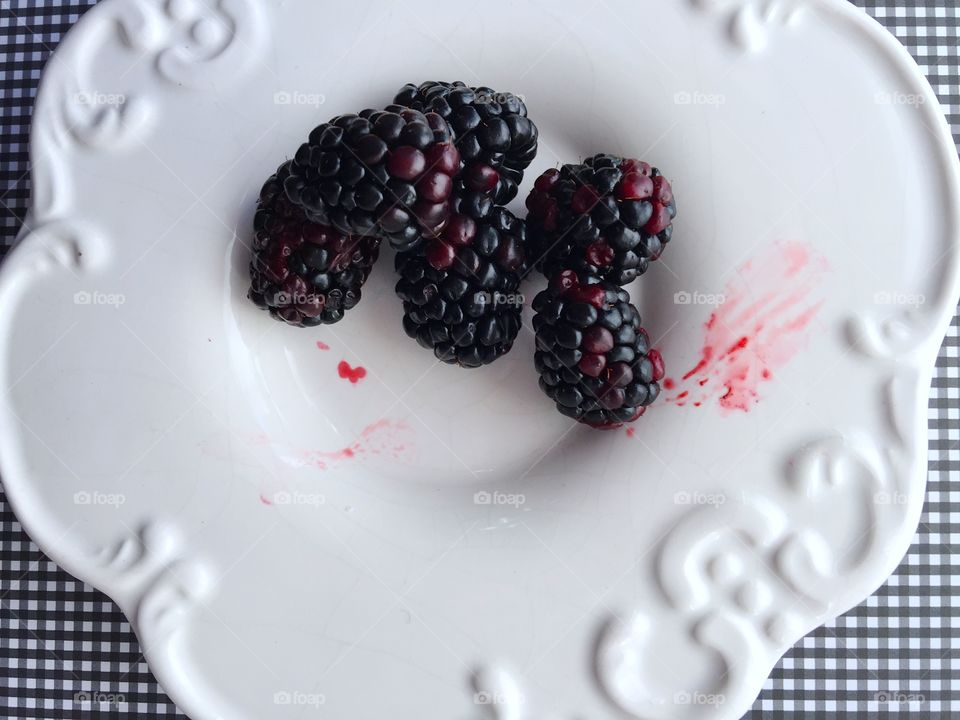 Blackberries in a white dish