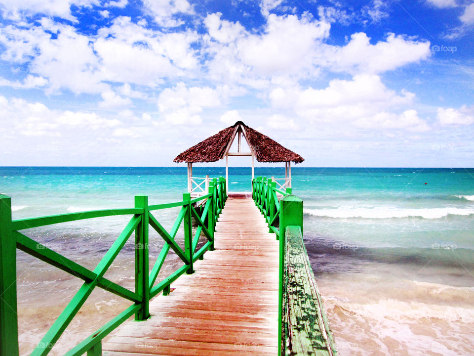 muelle en el mar. cayo coco