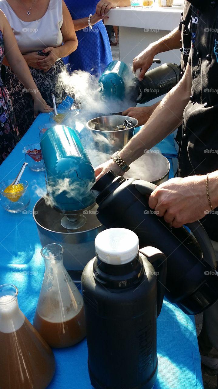 Fusion instant food preparation using liquid nitrogen at a wedding