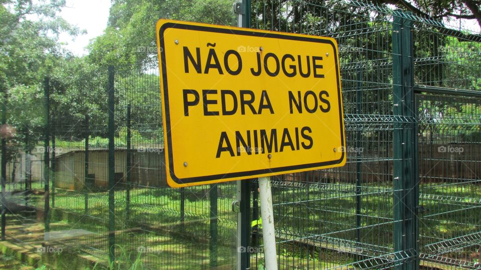 placa de aviso no zôo de Brasília DF Brasil, um absurdo.