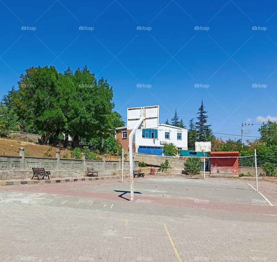 Even in rural areas, children love basketball, even if they fit volleyball and basketball on a field 😁 basketbol 🏀 basketball