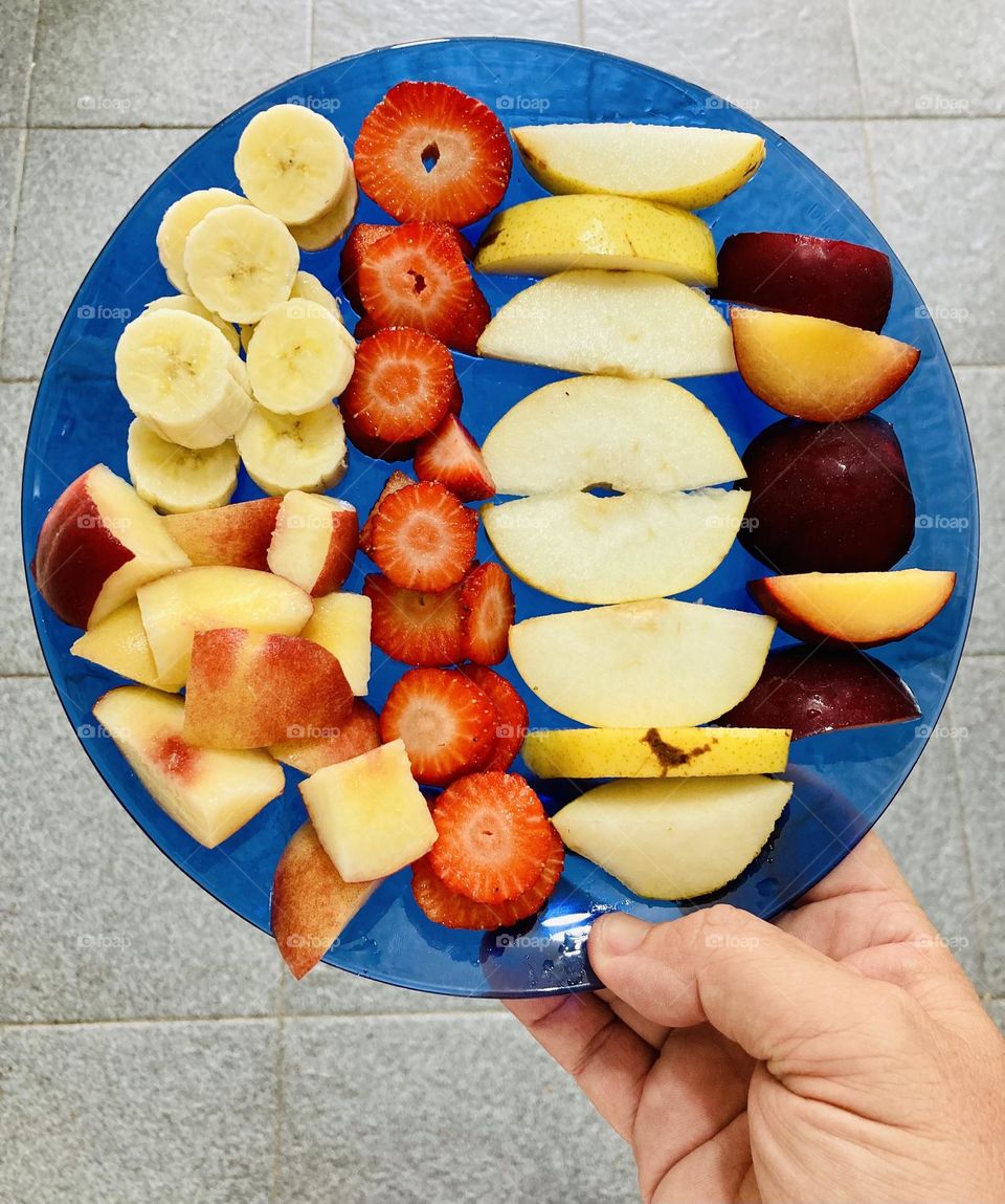 🇺🇸 Time for the delicious fruits of the day: peach, banana, strawberry, pear and plum!  Eat “health and vitamins”! / 🇧🇷 Hora das deliciosas frutas do dia: pêssego, banana, morango, pêra e ameixa! Coma “saúde e vitaminas”!