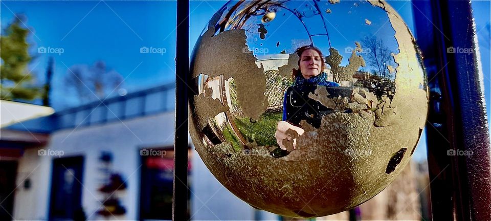 Some Christmas ornaments make the most beautiful art objects we can mirror ourselves in and as we go within in the process we can reflect on the true „Christmas spirit“ in our hearts. 2021. Hypnotic Productions