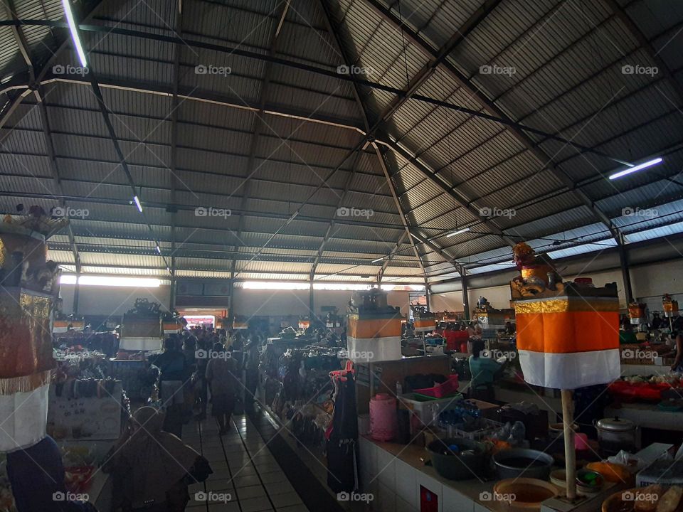 the crowd at the traditional market in the morning
