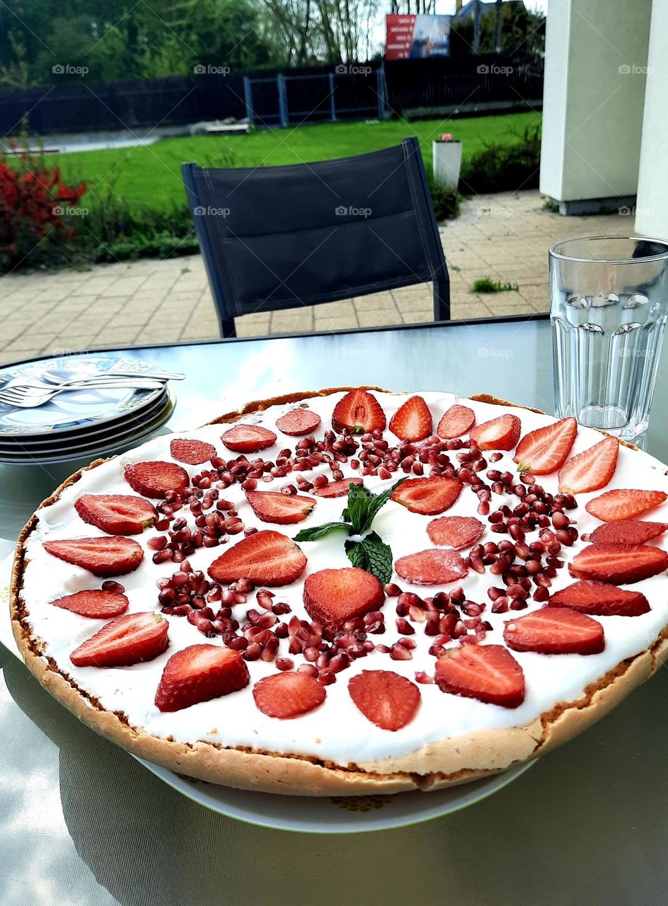 spring cake with cream and strawberries