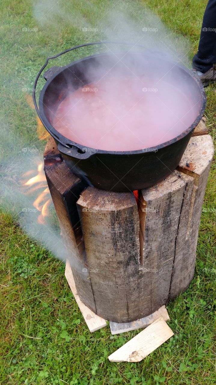 Swedish Log cooking Chili in a Dutch Oven