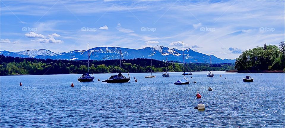 This is one of the lakes in the vicinity of „Bayerischzell“, a small township near the Alps in „Bavaria“, Germany. The glaciers in the distance are covered in ice and snow year round. 2024. Hypnotic Productions