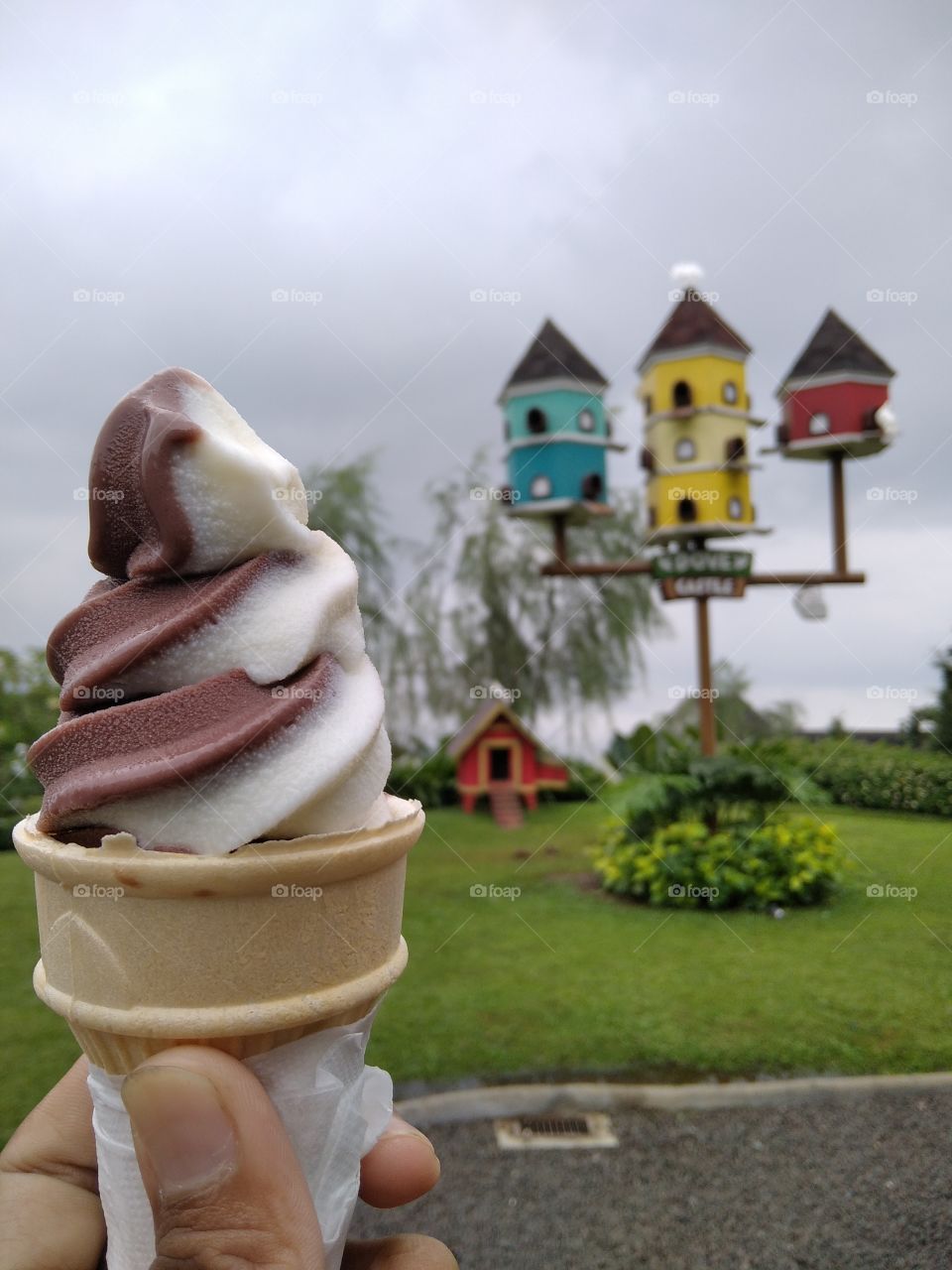 Summer time is a good time to enjoy ice, and this time I enjoyed ice cream at one of the tourist attractions in Cimoryland.