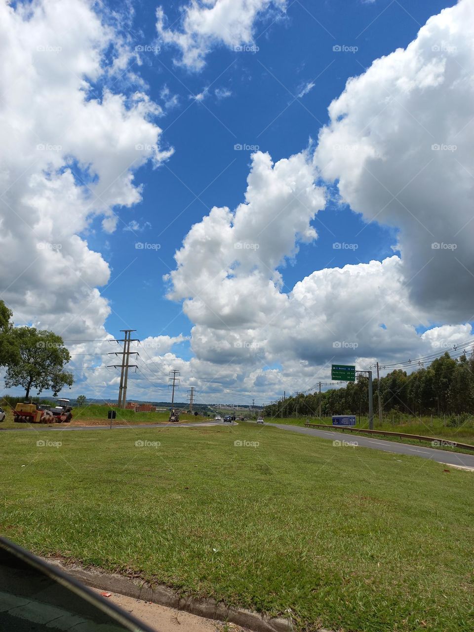 Flutuação das nuvens.  As nuvens flutuam, porque as camadas de ar em movimento abaixo das nuvens acabam gerando turbulência  que impossibilitam a sua queda forçando a flutuação