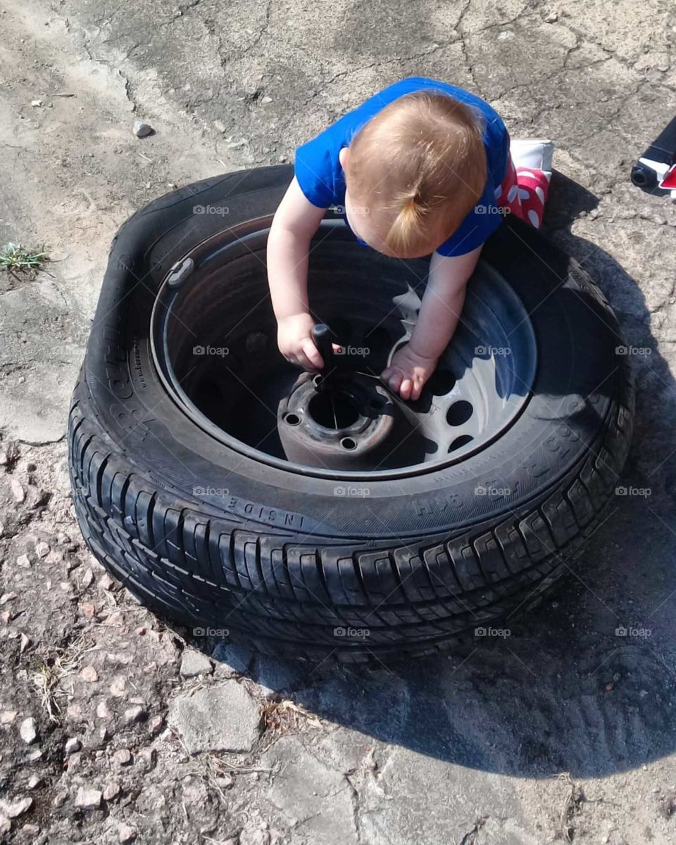 My favorite moments are when my daughter is with me. Here, she decided to help me “change the tire” of the car! / Meus momentos favoritos são quando minha filha está comigo. Aqui, ela resolveu me ajudar a “trocar o pneu” do carro!