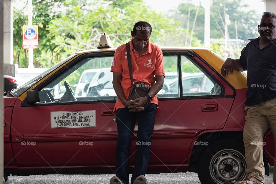 Taxi driver wait customer so long time at train station : Taxi destruction by grab application