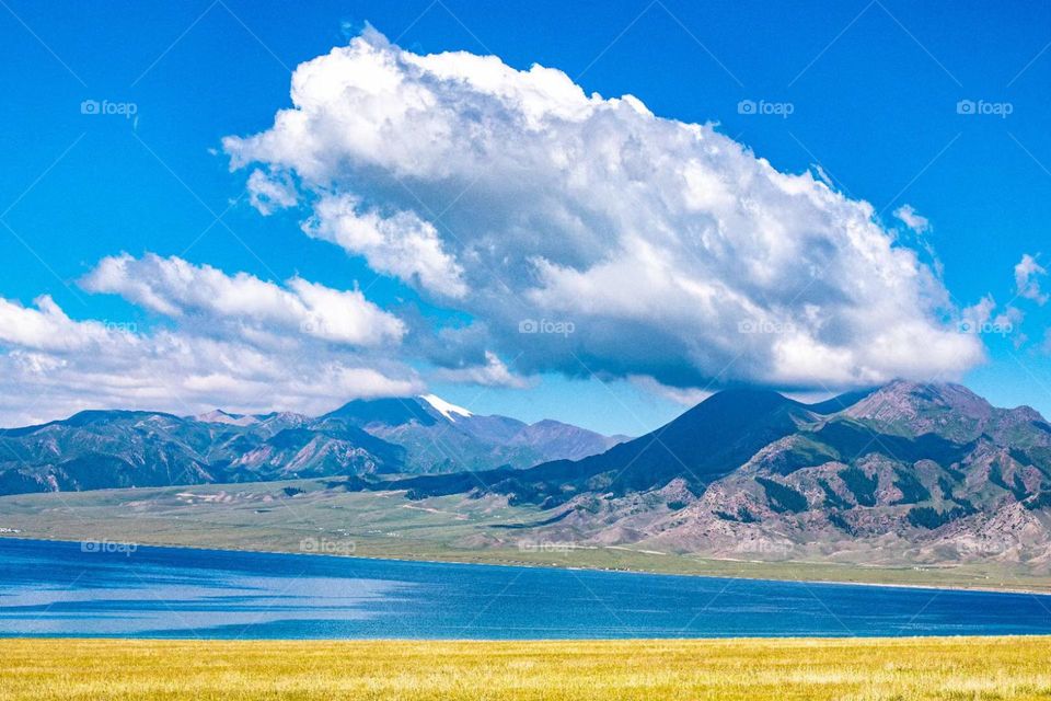 Visit the scenic spot of Sailimu Lake in Xinjiang, China, and immerse yourself in the vast world. It’s refreshing.