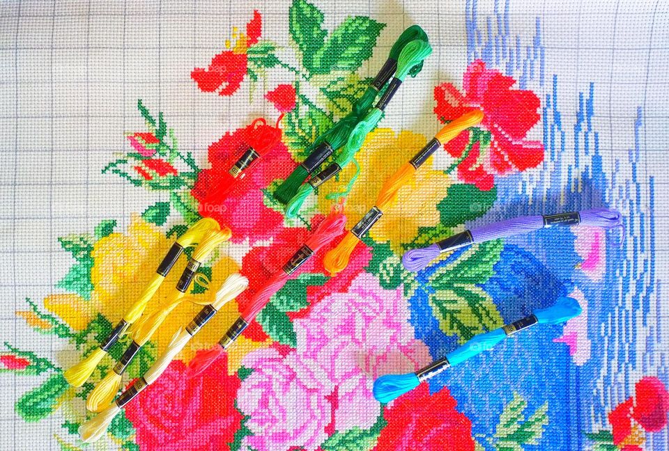Cross stitching of roses with multicolored threads - DYI and crafts - Anchor threads