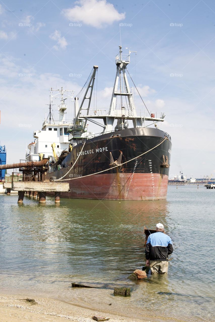 Большой грузовой корабль в порту 
