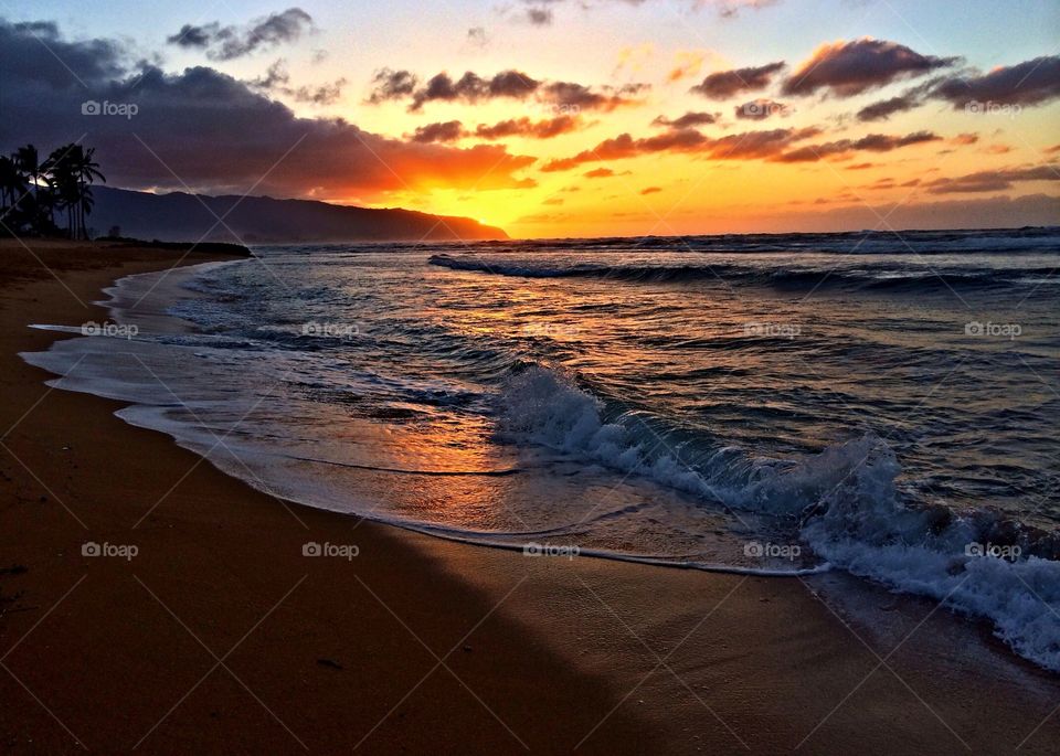 Sun setting behind mountain. There is no place more peaceful and relaxing than watching the sunset after a long day from work ππΌ
