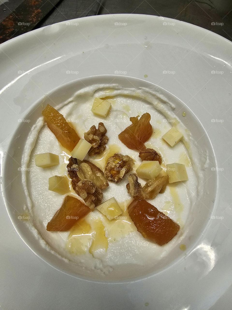 Recuit con manzana con caramelo nueces y queso manchego