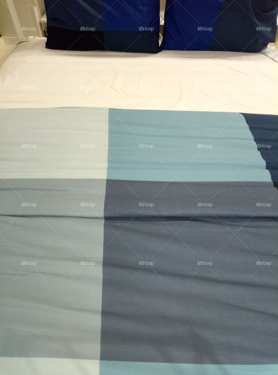 Bed linen for double bed with squares in shades of blue