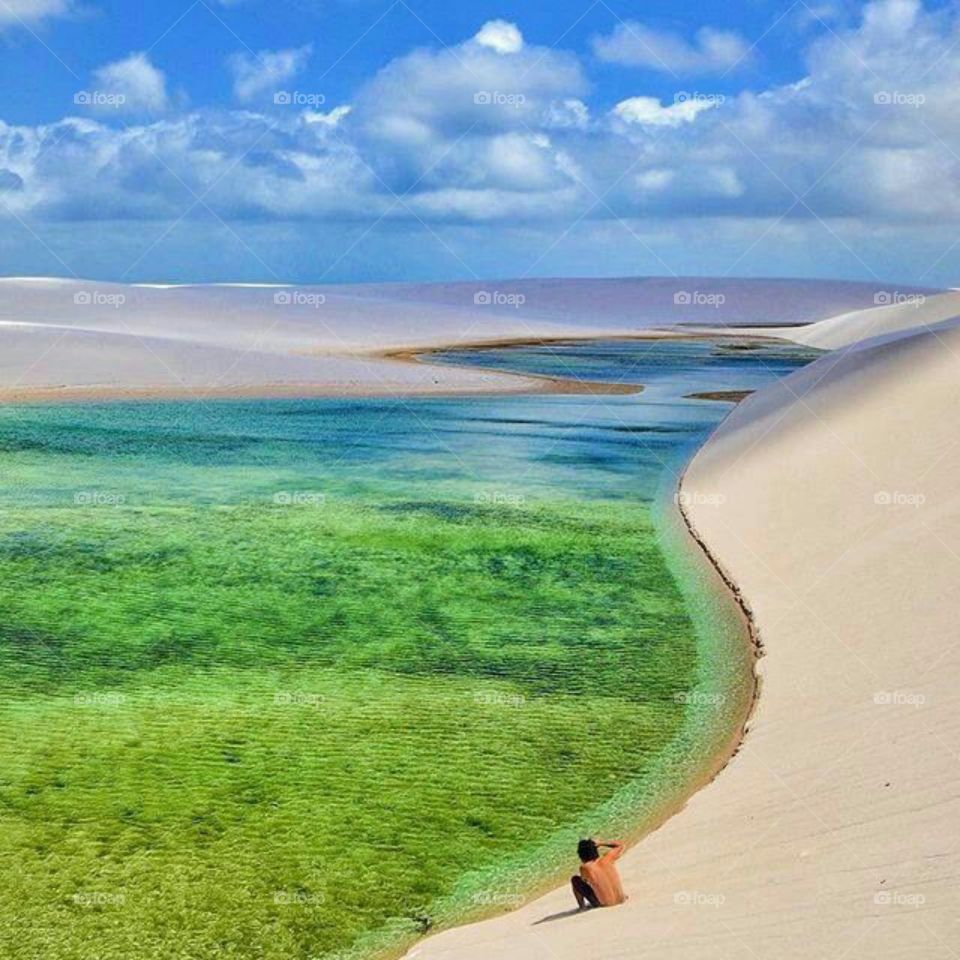 Dunas de areia banhadas por águas extremamente exuberantes de coloração natural em Mato Grosso do Sul,Brasil
