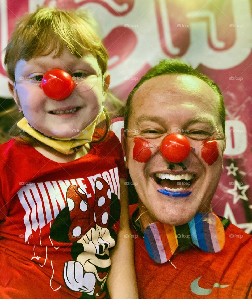 What makes you smile?  Me, for example, is being with my daughter. Here, we went to the circus!!! / O que faz você sorrir? Eu, por exemplo, é estar com minha filha. Aqui, fomos ao circo!!!