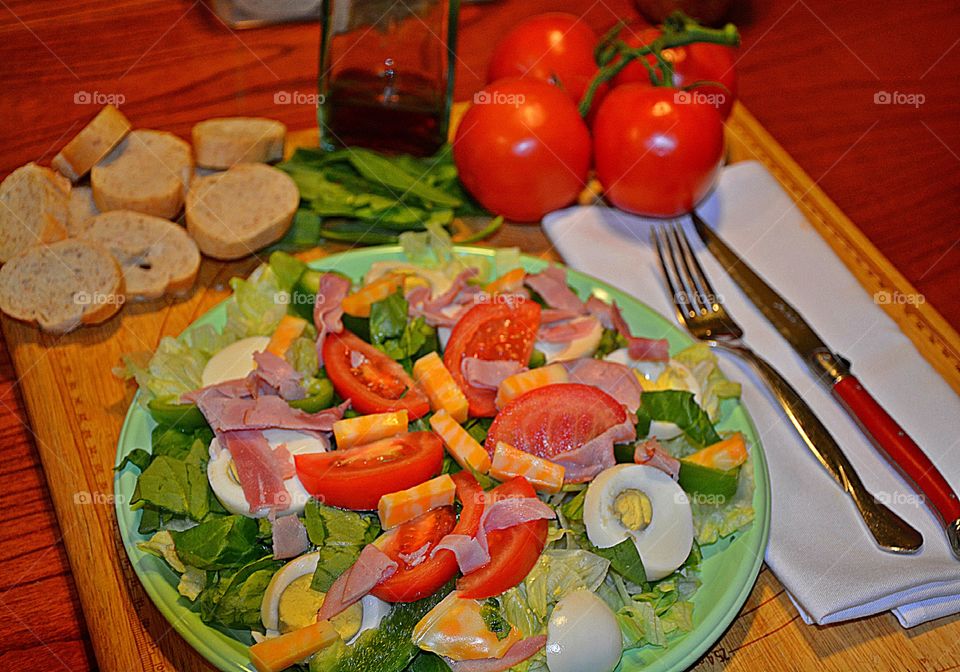 
Meals and snacks of the world - Delicious and nutritious Salad - World snacking is a way of life. foods are typically designed to be portable, quick, and satisfying.  Chocolate, fresh fruit, and vegetables are the most common foods and meals