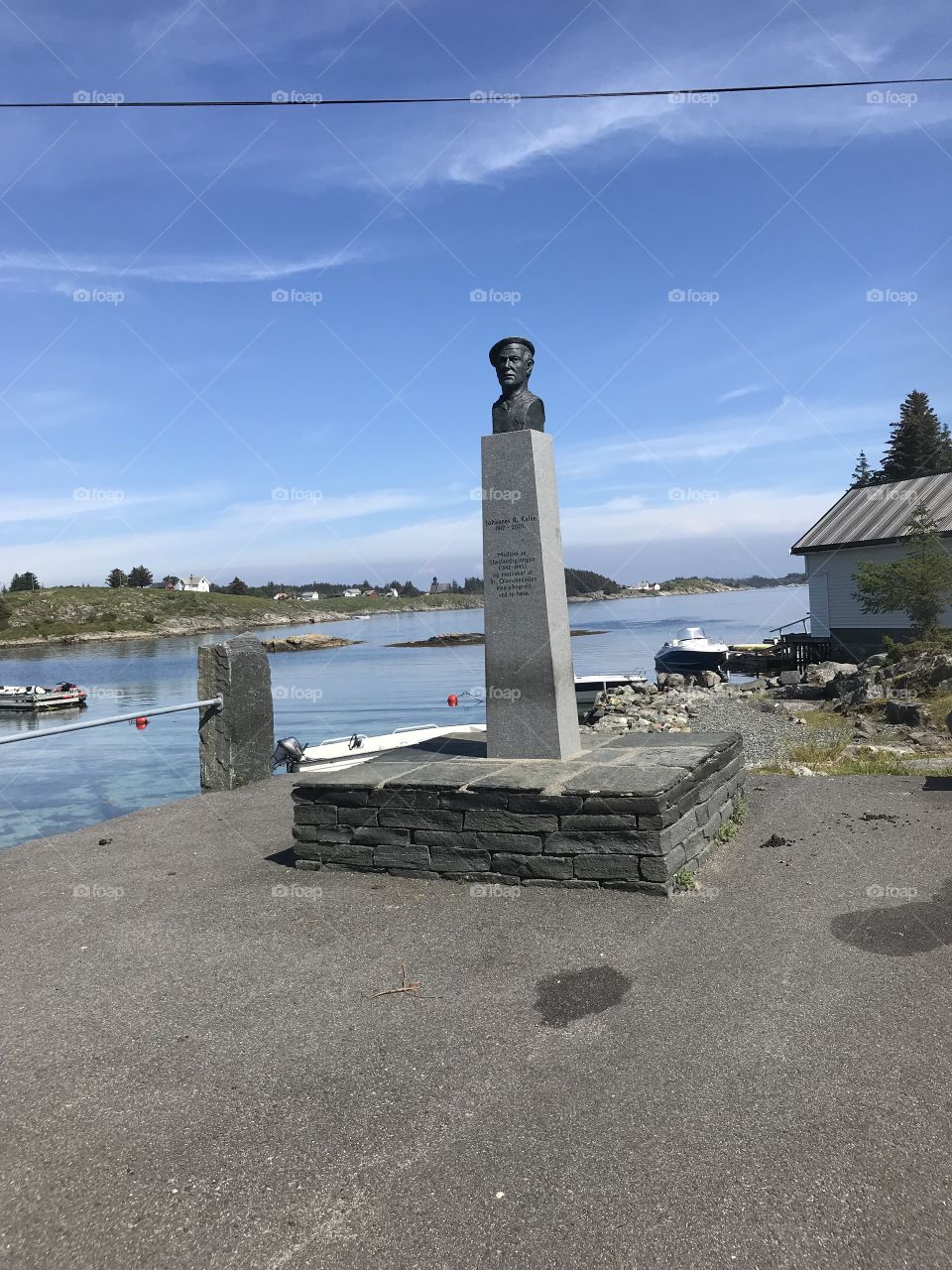 Statue of Johannes R. Kalve. He was a member of the shetland gang and a recipient of st. olav medal 🏅