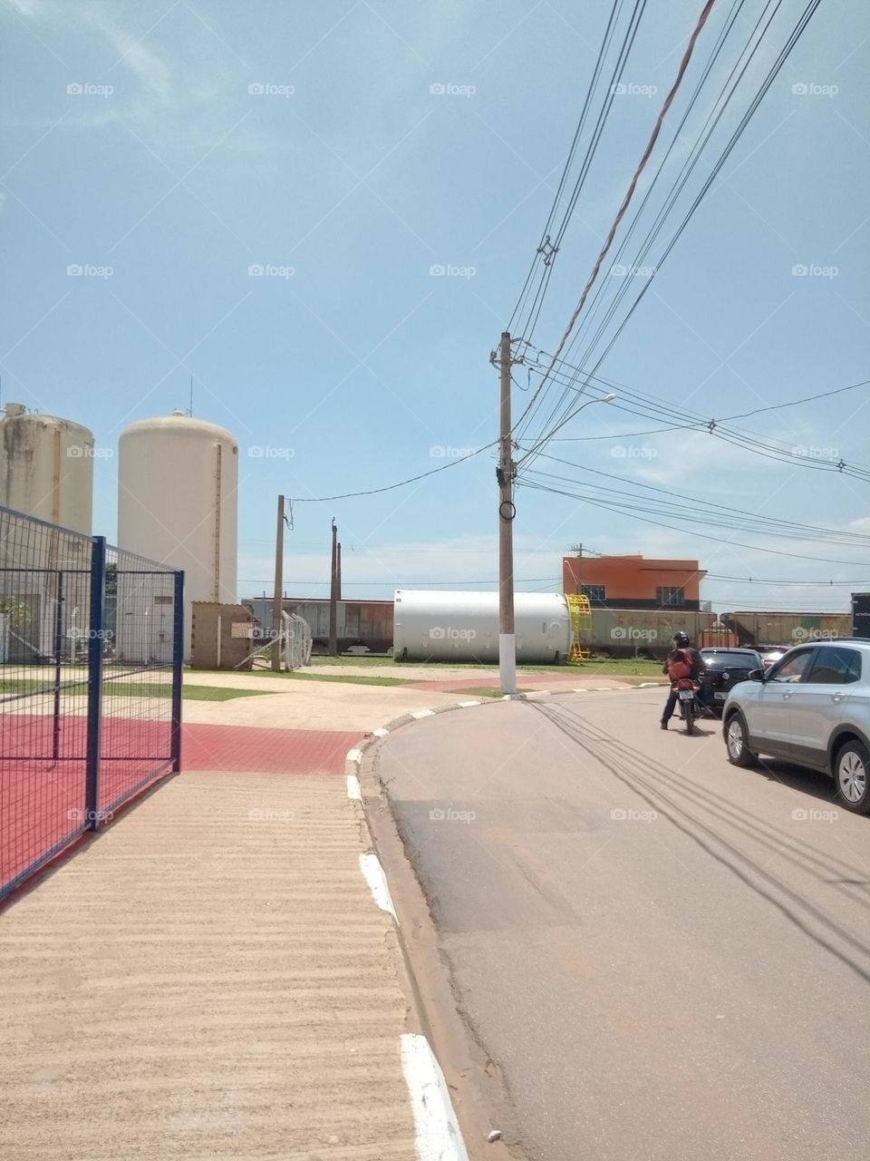 Editors'Choice Photo of the week pedestres carros e motos,esperando a passagem do trem