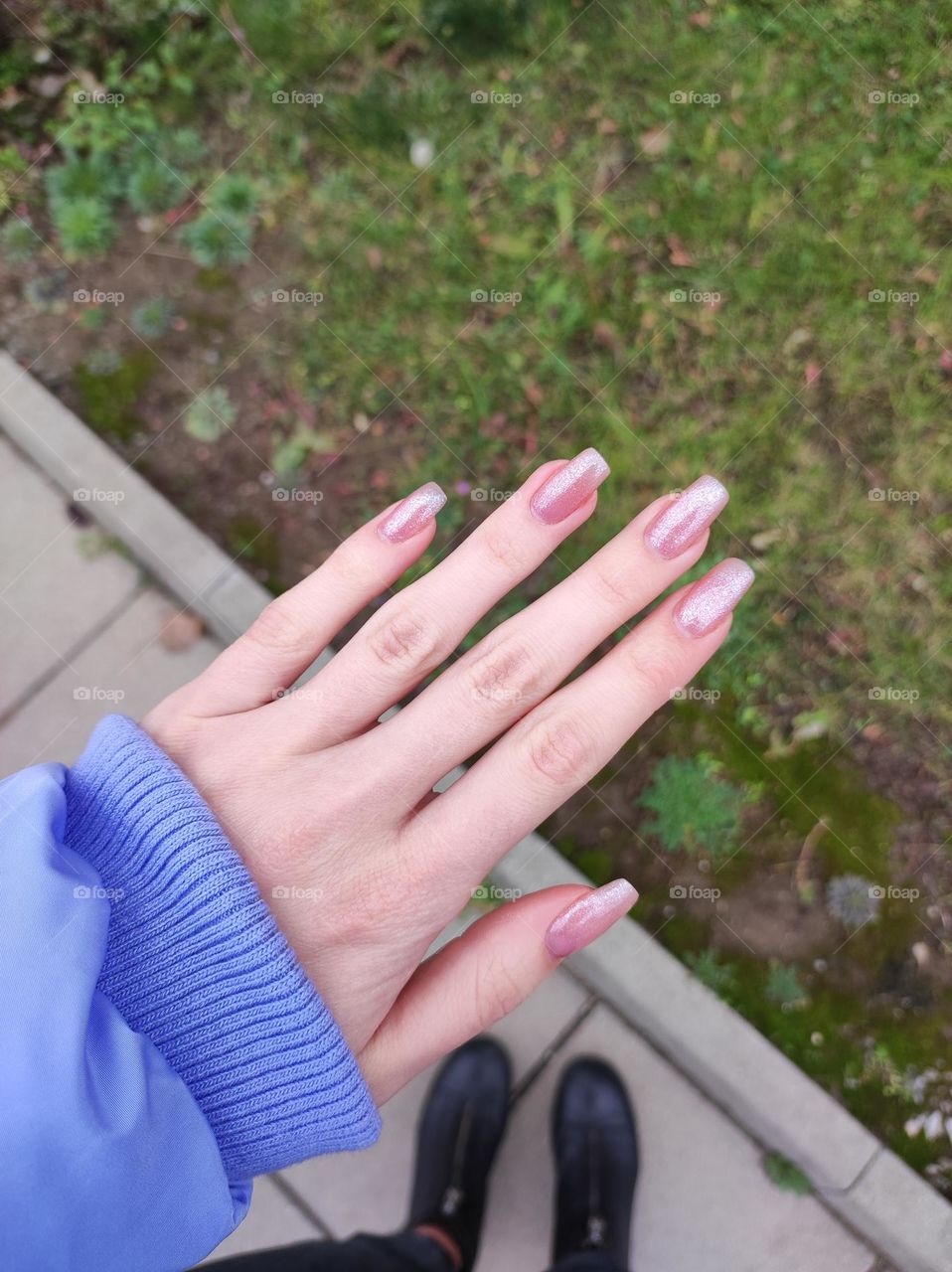 Simple glittery manicure on square nails in natural light/ Medium length nails with simple design