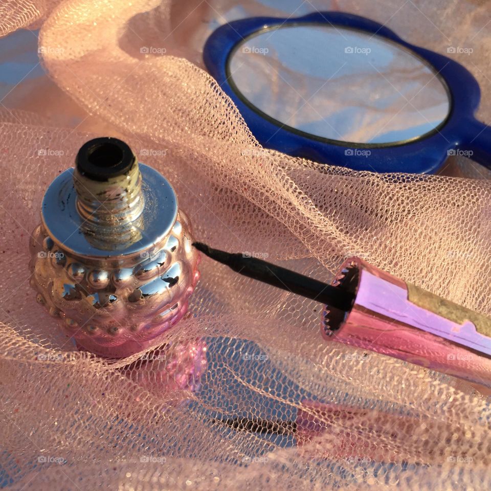 Eye liner with a mirror beside