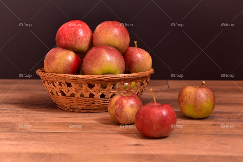 A basket of red apples 