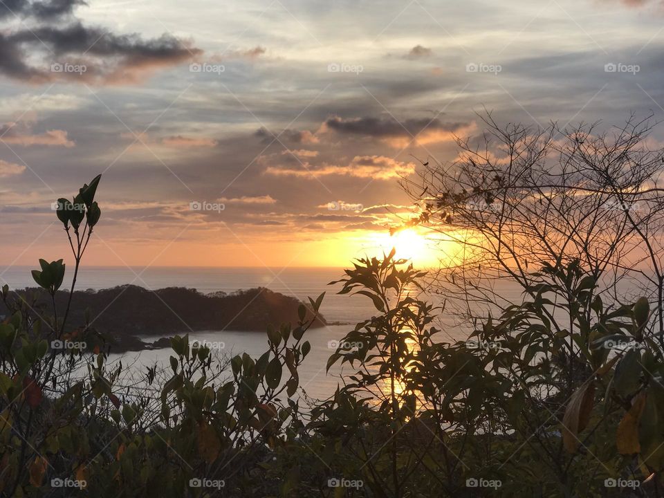 Hermosa vista y paisaje con atardecer