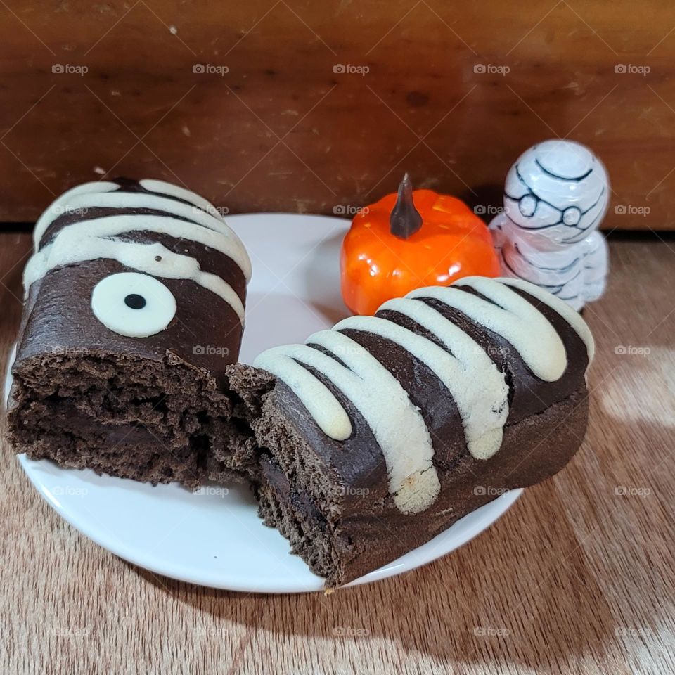 Chocolate-flavored mummy-shaped bread, pumpkin decorations and mummy dolls