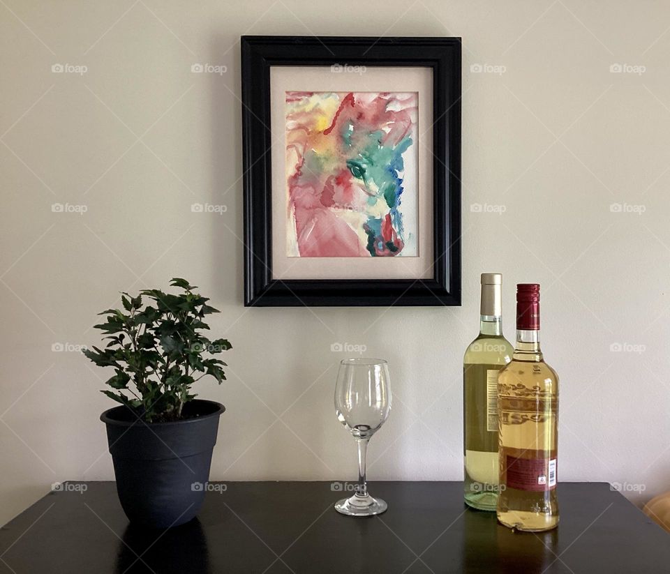 Una copa y dos botellas acompañan este marco be belleza  de caballo de acuarela 