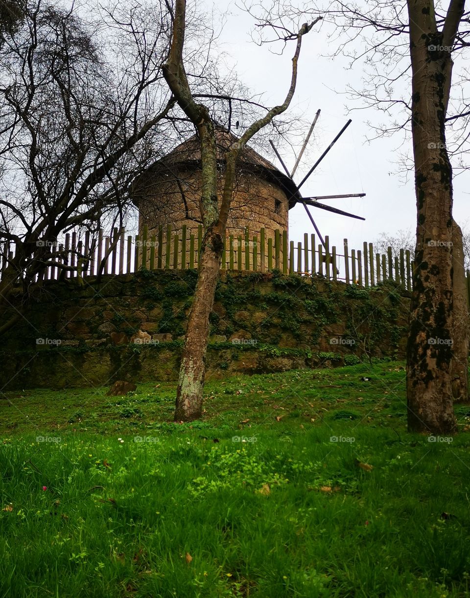 Molino de aspas antiguo, está en parque museo.