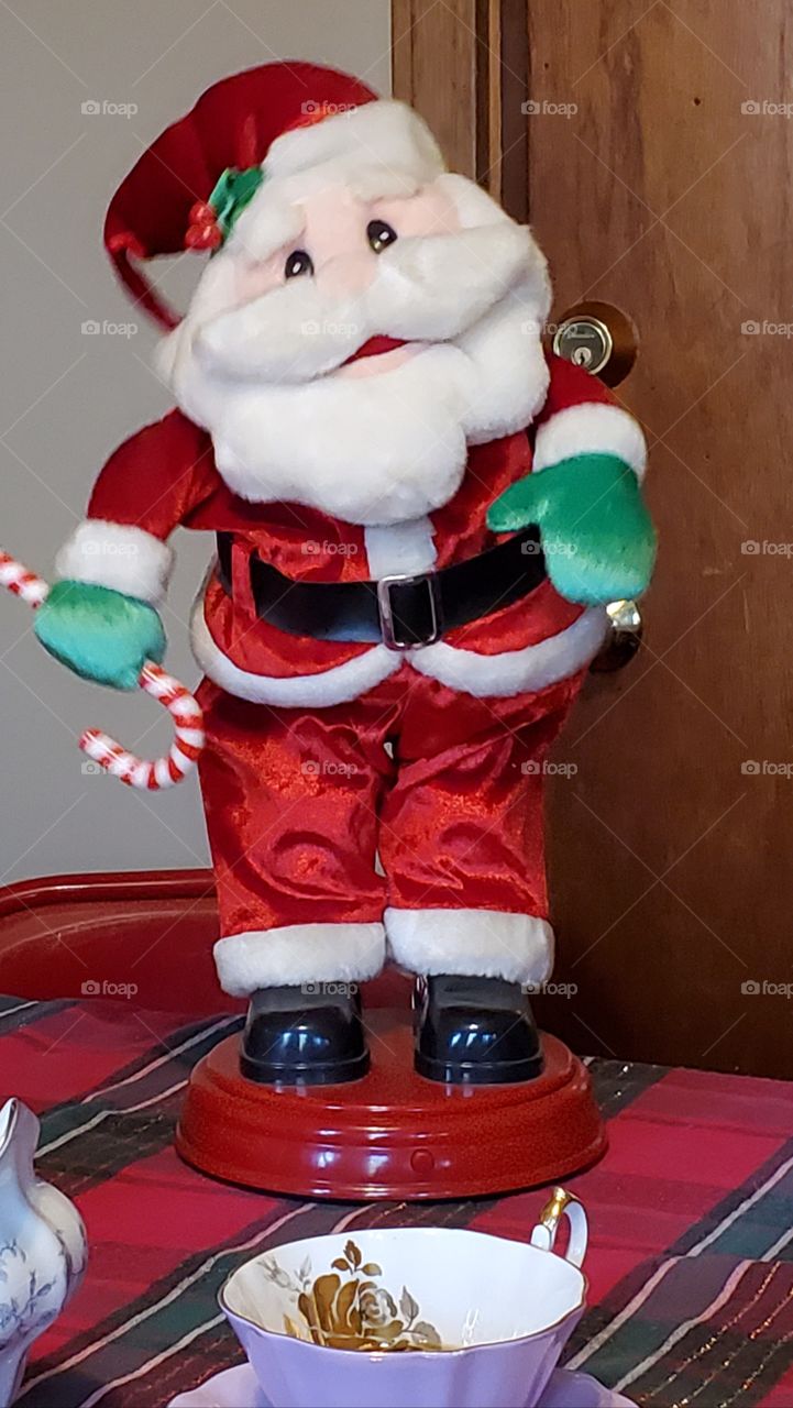 Santa doll standing on the table. It dances & spins around, battery operated. Music plays as Santa moves!🎄