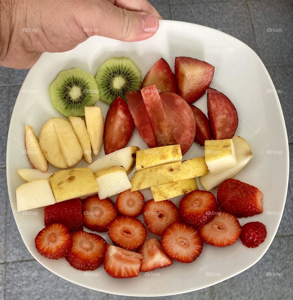 🇺🇸 Time for tasty fruits: kiwi, plum, apple, pear and strawberry. All fresh and healthy! Who will? / 🇧🇷 Hora das frutas saborosas: kiwi, ameixa, maçã, pêra e morango. Tudo fresquinho e saudável! Quem vai querer?