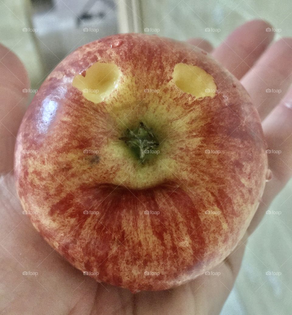 🇺🇸 A tasty apple.  But at the same time, fun!  We do crazy things for children to eat ... / 🇧🇷 Uma maçã saborosa. Mas ao mesmo tempo, divertida! Fazemos coisas malucas para as crianças comerem...