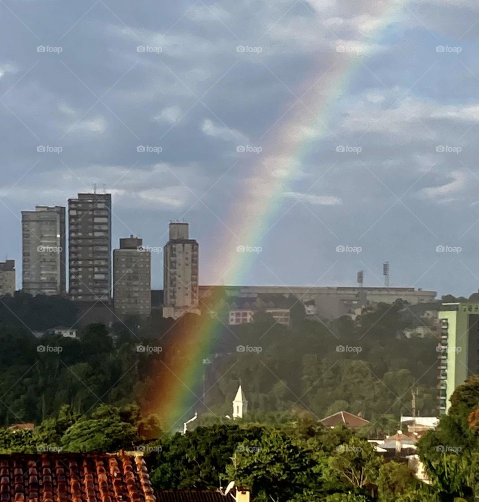 Descendo do alto do céu e cruzando o horizonte, passando pelo Estádio do Red Bull Bragantino e margeando a torre da Igreja de Nossa Senhora do Bom Parto, eis que o arco-íris quis terminar seu percurso aqui pertinho de casa.