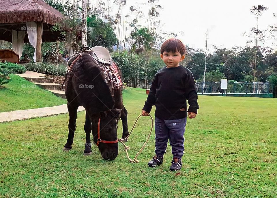Crianca e seu pônei