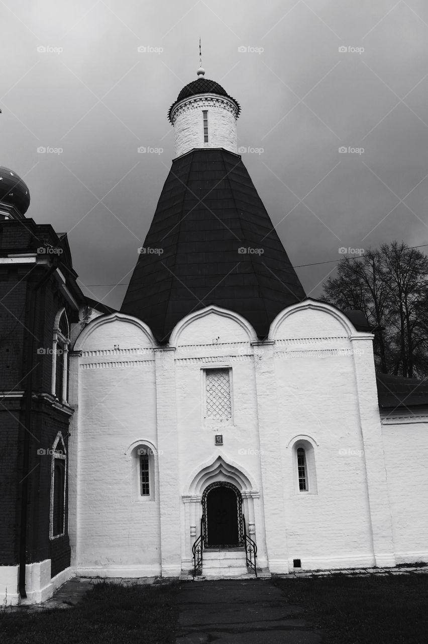 The unique oldest in Kolomna tent church of the Assumption of the Blessed Virgin Mary (1552) is the only one of its kind, miraculously preserved to this day! After the time of Ivan the Terrible, such temples were completely ceased to be built.