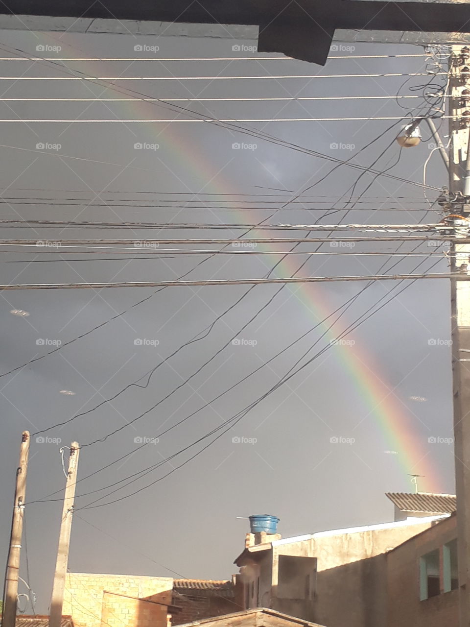 Um arco-iris em meio a tempestade
