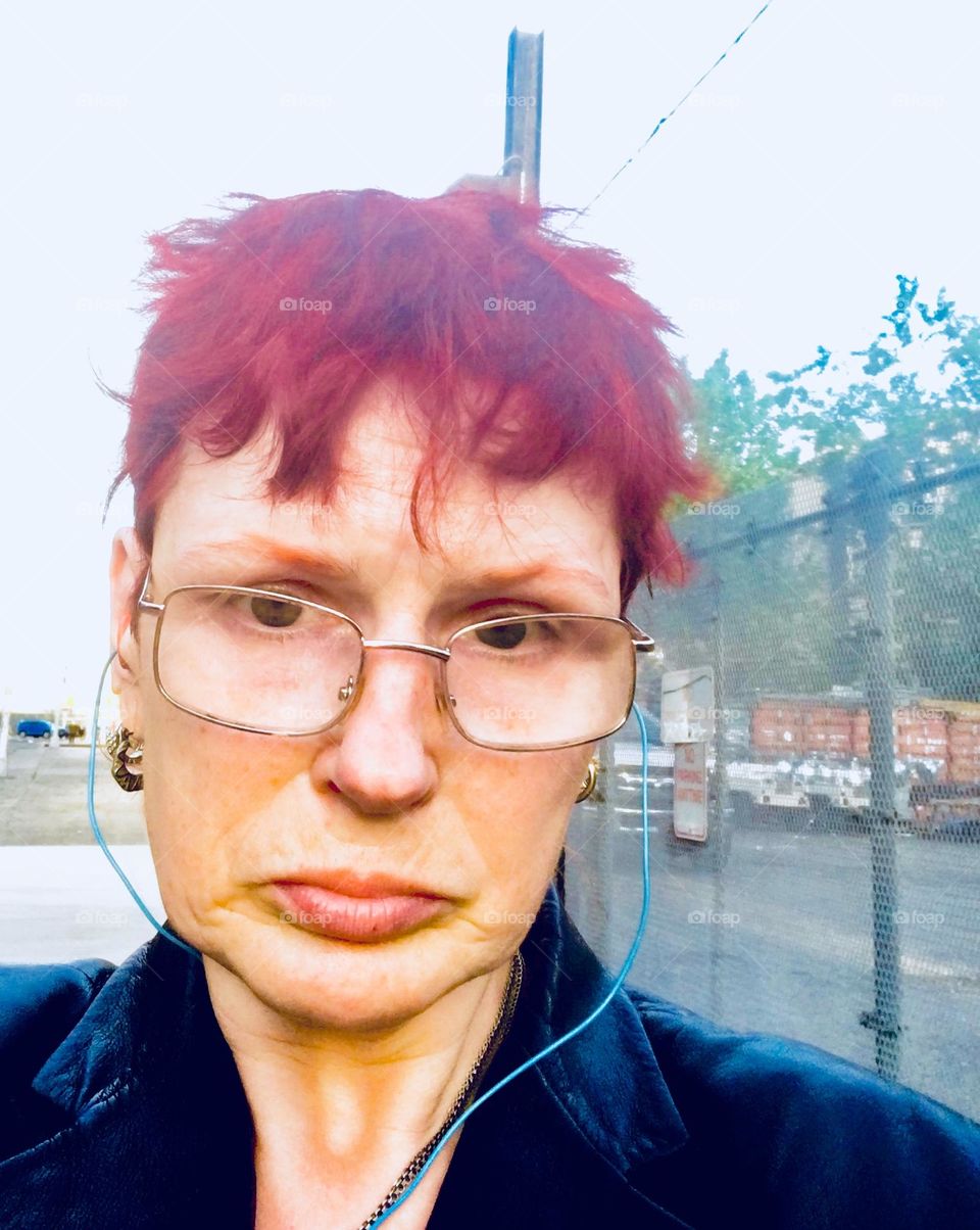 I, „Petra Schiller“ a.k.a. „Maxine Firefox“ a.k.a. „Maximiliane Feuerfuchs“ am mindful of my surroundings in LIC, Queens approximately in the vicinity of „48th St“ and „Vernon Jackson Ave“. 2020. Hypnotic Productions