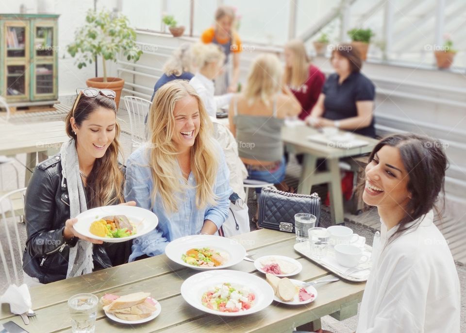 Friends & food makes us happy. We love each other and we love food! 