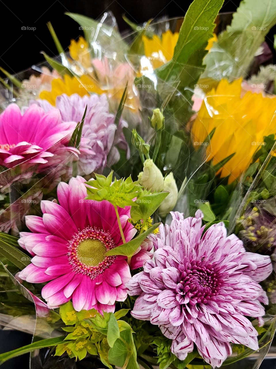 Yellow flowers go well with pink gerberas and dahlias as a bouquet. A really good gift idea!