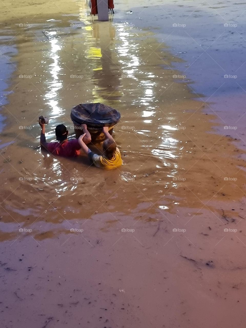 Woman being saved in the flood in Miracema on 2/9/2022