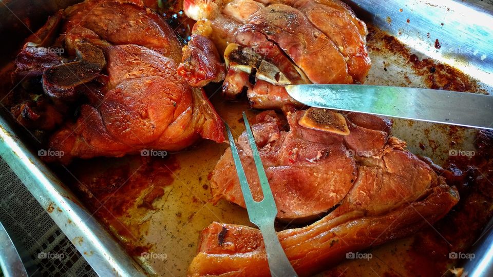 Carne de porco, pernil suíno assado.