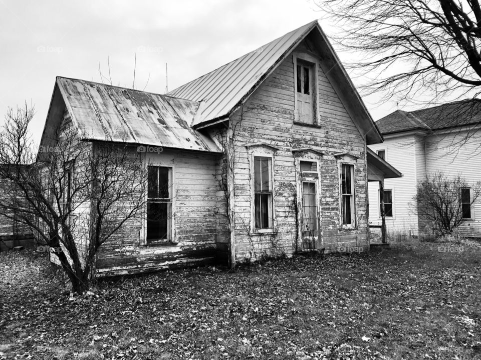 Old abandoned house in Jenera Ohio black and white 
