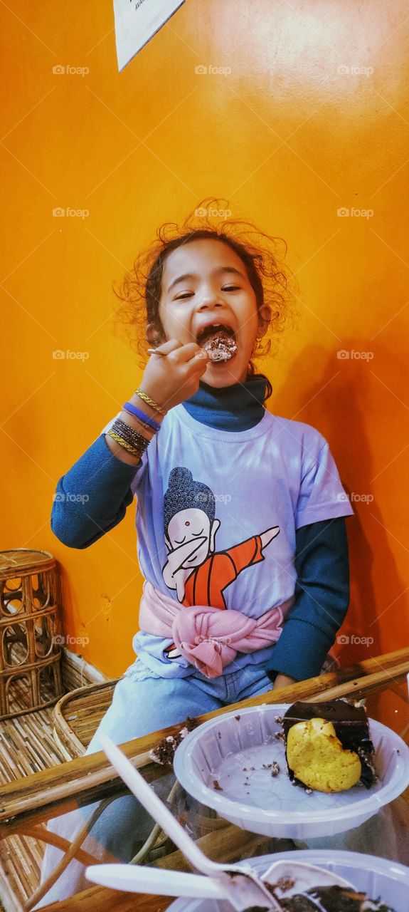 cakes on table makes her smile😊😍😍♥️♥️♥️♥️♥️♥️♥️😍😍😍🔥🔥🔥😚😚❤❤🥯🍩🍩🍨 and her happiness makes me smile♥️♥️♥️♥️♥️@ashishshrestha on screen @aagyavanjii♥️♥️♥️checkitout♥️rateitout♥️♥️♥️