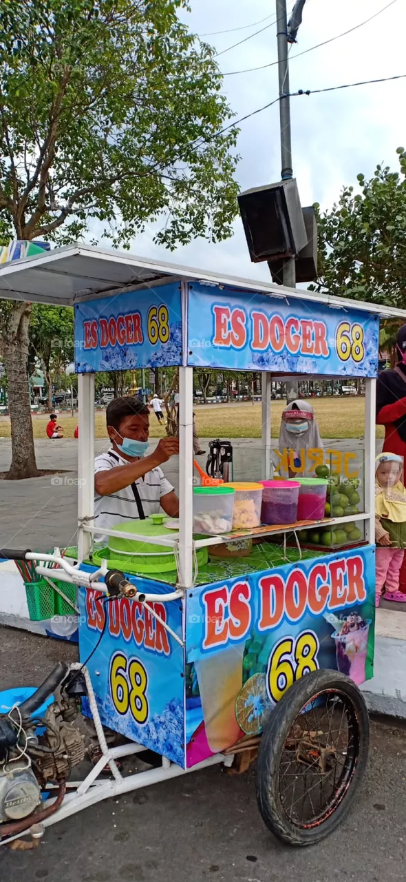 Es doger is ice that is sold using a wheelbarrow